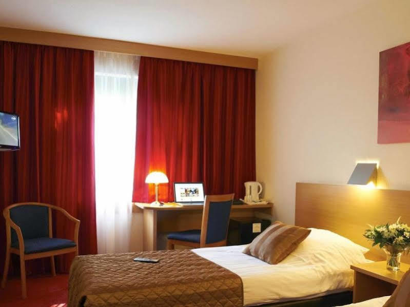Bastion Hotel Duesseldorf Нойс Экстерьер фото
